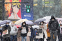 일본 오키나와·도쿄·오사카 등 감염 폭증…"긴급사태 확대 검토"