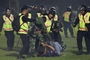 인도네시아 축구 팬들간 충돌 사망자,174명으로 증가