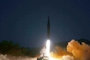 북한, 日 상공 넘어로 중거리 탄도미사일 발사…美 괌까지 공격 가능(종합)