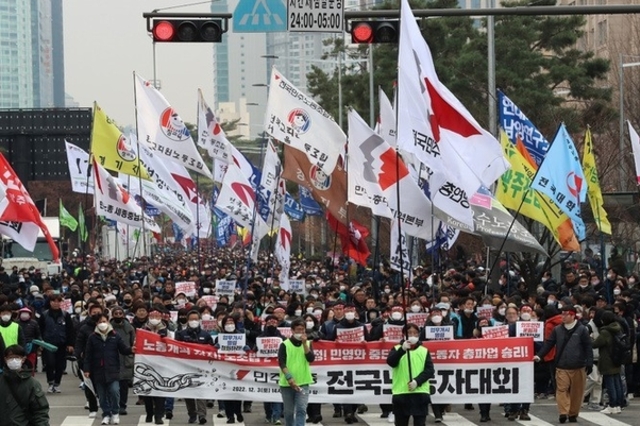 화물연대 파업 열흘째…민주노총, 여의도서 대규모 집회