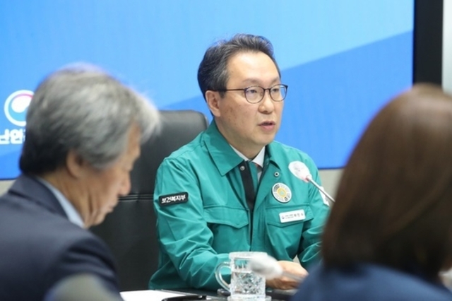 "내달 1일 코로나 위기 단계 '경계'로 하향·격리의무 해제"