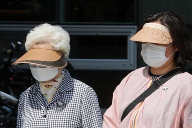 내일 주말 낮 기온 30도 '더위'…서쪽 맑고 동쪽 가끔 구름