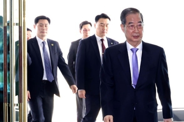 한덕수 권한대행 "급한 일부터 추슬러 나가...정치권, 대립 멈춰야"