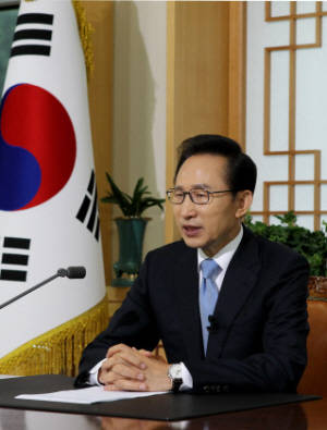 ▲ 이명박 대통령이 14일 청와대에서 TV와 라디오로 생방송된 제42차 라디오·인터넷 연설을 통해 여당의 패배로 끝난 6·2 지방선거 이후 선거 결과에 대한 입장과 향후 국정운영의 방향 등을 밝히고 있다. (사진=청와대 제공)
