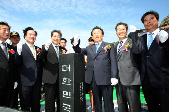 ▲19일 경북도는 독도 동도(東道) 망양대에서 이명박 대통령의 친필 휘호를 새긴 '독도 표지석 제막식'을 개최했다. <시진=뉴시스>