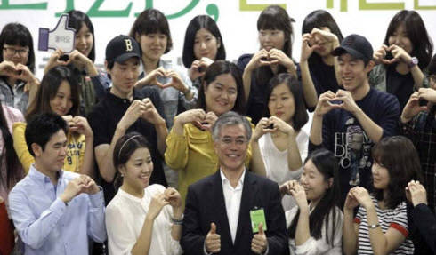 7일 문재인 후보가 서울 광진구 광진구청에서 열린 '수험번호1219, 문재인을 면접하라' 청년들과의 타운홀미팅에 참석해 청년들과 이야기를 나누고 있다.(민주당=사진제공)