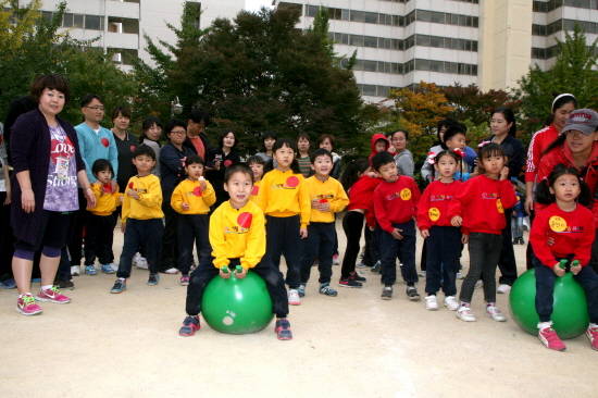 ▲지난 20일 남명초등학교 운동장에서 열린 신정유치원 ‘가을 가족운동회’에서 유치원 원아들이 청군, 백군 팀으로 나누어 ‘통통통 앞으로’ 경기를 하고 있다. <사진=신정유치원 제공>