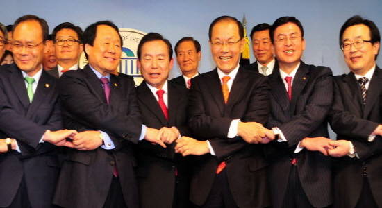 새누리당 황우여 대표와 선진통일당 이인제 대표가 25일 오후 서울 여의도 국회 정론관에서 합당 기자회견을 가진 후 손을 맞잡고 환하게 웃고 있다.