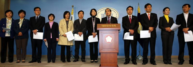 민주통합당 초선 의원들이 29일 오전 여의도 국회 정론관에서 국정감사를 마치며 정치개혁을 촉구하는 기자회견을 열고 있다.