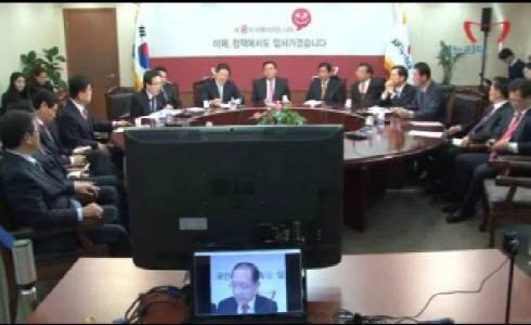 전라도 광주에 내려가 있는 황우여 공동선대위원장이 여의도 당사 6층 회의실에서 열린 최고위원회의에 화상회의 방식으로 참석했다