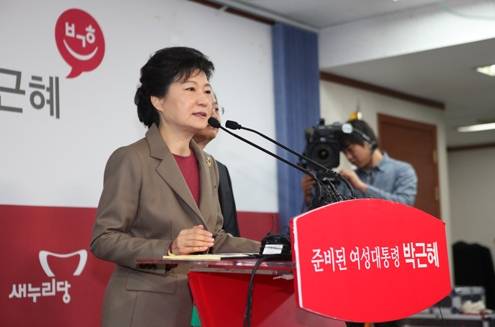 박근혜 후보는 14일 긴급기자회견을 열어 흑색선전과의 전면전을 선언한다고 밝히고, "이번 선거를 통해 우리가 이뤄야 할 중요한 가치가 정치쇄신이라면 마땅히 이번 선거부터 흑색선전의 병폐를 뿌리 뽑아야 한다”고 강조했다. 또한 '사람이 먼저다'는 슬로건을 내세운 문재인 후보의 극단적 이중성에 심각한 우려를 표명하면서, 최근 대구 유세에서 찬조연설자인 배우 강만희 씨가 무소속 안철수 전 후보에 대해 ‘막말’을 한 데 대해 “해서는 안 될 막말”이라며 "다시는 이런 말이 나오지 않도록 단속하겠다”며 덧붙였다.