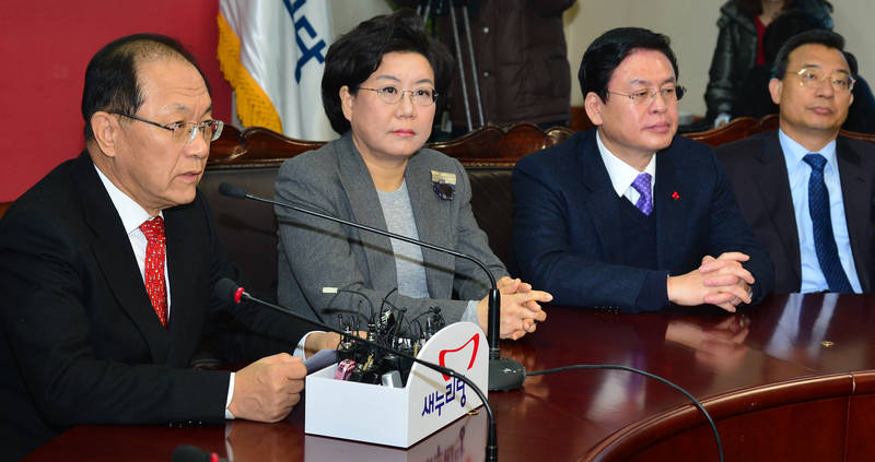 새누리당 황우여 대표가 24일 오전 서울 여의도 당사에서 열린 최고위원회의에서 모두발언을 하고 있다. 황 대표는 "야당과 깊은 대화를 하겠다"며 "예산과 정책을 하는데 있어 야당을 동반자로서 함께 하겠다는 기본자세를 다지겠다"고 말했다.
