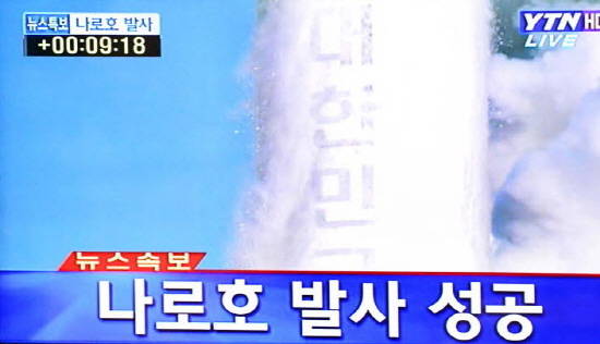 ▲이명박 대통령은 30일 오후 우주발사체 ‘나로호(KSLV-1)’ 발사 성공과 관련 “새로운 우주시대를 열게 된 것을 국민 여러분들과 함께 진심으로 축하한다"며 “나로호가 성공적으로 발사되기까지 수고한 모든 과학자들에게 뜨거운 박수를 보낸다”고 밝혔다.<사진=YTN 캡쳐>