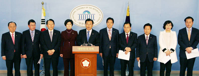 새누리당 초선의원들이 11일 오전 서울 여의도 국회 정론관에서 기자회견을 열고 새 정부의 정부조직법 개편안 처리를 촉구하고 있다