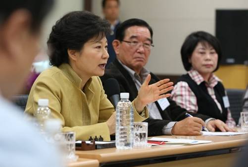 박근혜 대통령이 13일 서울 서초구 양재동 농협 하나로클럽을 방문, 농축산물 유통개선을 통한 서민물가 안정을 강조하고 있다.