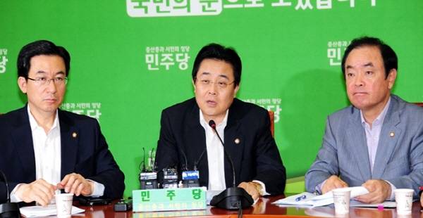 전병헌 원내대표가 3일 국회 원내대표실에서 기자간담회를 열고 6월 국회 마감 및 정국 관련에 대한 입장을 밝히고 있다.