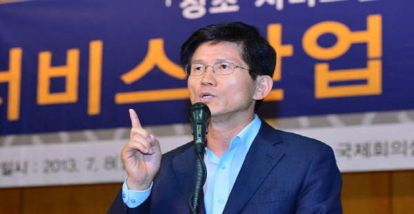 김문수 경기지사가 내년도 무상급식 예산을 전액 삭감하면서 무상급식 논란이 정국을 강타하고 있다. (자료사진)