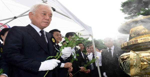 김대중 전 대통령 서거 4주기 추도식이 열린 18일 오전 서울 동작구 동작동 국립서울현충원 김대중 대통령 묘역에서 김한길 민주당 대표가 헌화하고 있다. (사진=뉴시스)