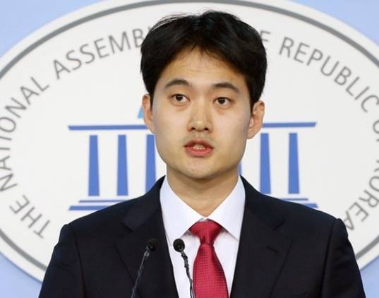 故 고희선 전 의원의 아들 고준호 씨가 16일 국회 정론관에서 아버지 지역구인 경기 화성갑 보궐선거 출마를 선언하고 있다.