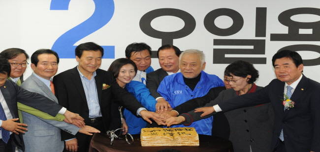 13일 오후 10.30 국회의원보궐선거 화성 갑 선거구에 출마한 오일용 민주당 후보 선거사무소 개소식에서 오일용 후보와 김한길 대표, 손학규 전 대표 등이 필승을 다짐하며 떡 절단식을 갖고 있다.(사진=뉴시스) 2013.10.13