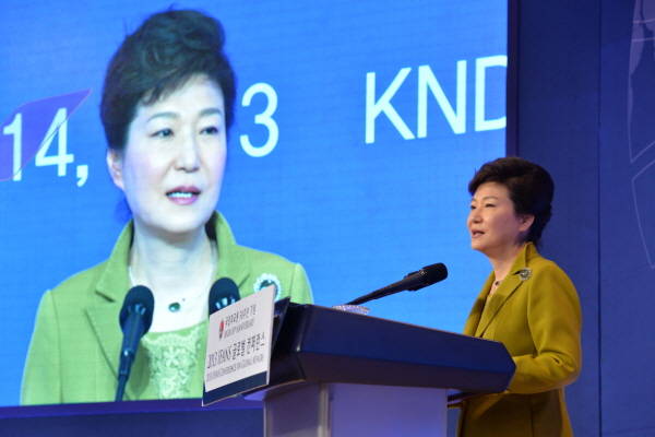 박근혜 대통령이 14일 오전 서울 서초구 서초동 국립외교원에서 열린 '국립외교원 50주년 국제학술회의 개회식'에 참석, 축사를 하고 있다.