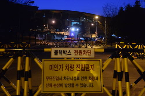 ▲10일 서울시 공무원 간첩 조작사건을 수사 중인 검찰이 국정원에 대한 압수수색을 실시했다. <사진은 이날 저녁 서울 서초구 국정원 앞 모습>.
