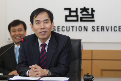 ▲지난해 12월24일 제주지방검찰청 회의실에서 열린 기자간담회에서 신임 김수창 제주지검장이 취임 소감과 향후 제주지검 운영 방향에 대해 밝히고 있다.<자료사진>