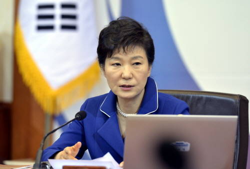 ▲박근혜 대통령이 25일 오전 청와대에서 열린 국무회의에 참석, 주요현안에 대해 모두발언을 하고 있다.