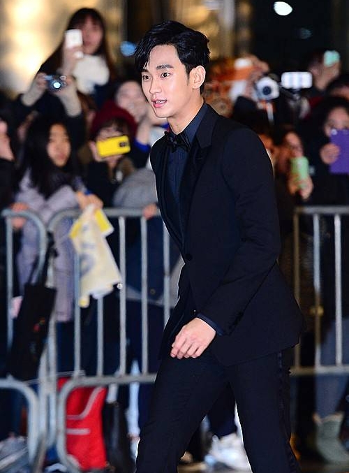 김수현, 긴다리로 성큼성큼/뉴시스