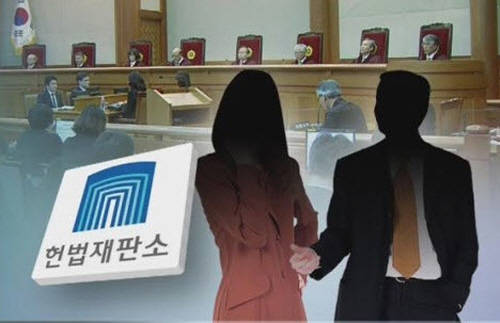 ▲헌법재판소가 26일 형법상 간통죄에 대해 ‘위헌’ 결정을 내렸다. 이에 따라 그동안 성적 자기결정권, 사생활 침해 논란이 일었던 간통죄는 형법이 제정된 1953년 이후 62년 만에 역사 속으로 사라지게 됐다.<사진= SBS뉴스 화면캡처>