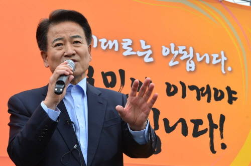 ▲4.29 재보궐 선거에 출사표를 던진 국민모임 정동영 관악을 예비후보가 3일 오전 서울 관악구 삼성동시장에서 출마 기자회견을 하고 있다.