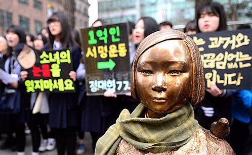 목도리 두른 '평화의 소녀상'/뉴시스
