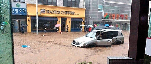 부산 폭우, 침수된 도로/뉴시스