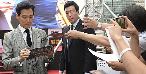 팬들에게 사인 해주는 이정재/뉴시스