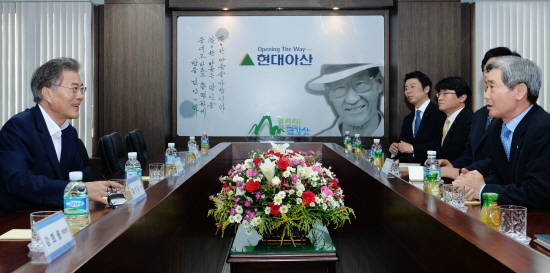 새정치민주연합 문재인 대표와 홍익표, 추미애 의원이 19일 오후 서울 종로구 연지동 현대아산 회의실에서 조건식 사장 등 현대아산 임직원과 간담회를 하고 있다. <사진 뉴시스>