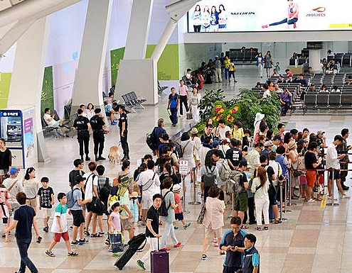 설레는 여행을 앞둔 여행객들/뉴시스