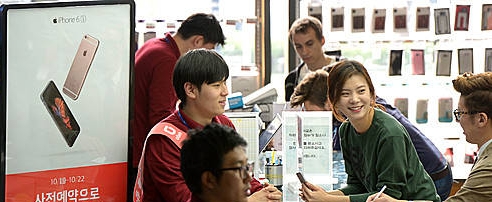  이동통신 3사가 일제히 아이폰 6S예약 판매를 시작한 가운데 19일 오후 서울 광화문 KT 올레스퀘어에서 구매자들이 상담을 받고 있다. /뉴시스 