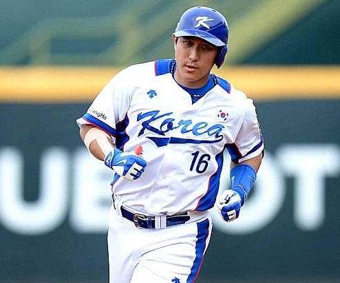 12일 오후(현지시각) 대만 타오위안 야구장에서 열린 2015 WBSC 프리미어12 대한민국과 베네수엘라의 B조 조별리그 3차전 경기, 5회말 1사 한국 황재균이 좌익수 뒤 홈런을 치고 그라운드를 돌고 있다. /뉴시스