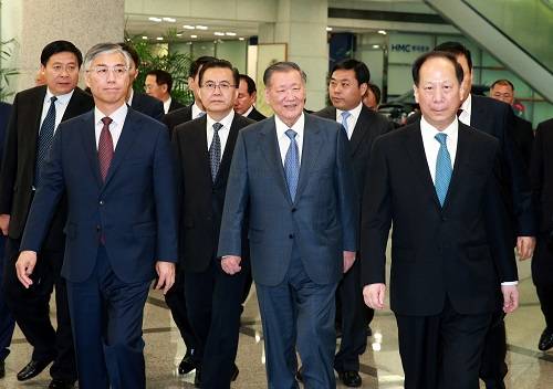 9일 현대차그룹 정몽구 회장과 중국 스타이펑 장쑤성 성장이 현대차그룹 양재동 사옥에서 만나 자동차산업에 대한 의견을 교환했다. 사진은 정회장(가운데)과 스타이펑 장쑤성장(맨 오른쪽), 추궈홍 중국대사(앞줄 왼쪽), 주커장 옌칭시 서기(왼쪽에서 세번째)가 양재동 전시장을 둘러보고 있는 모습.(사진=현대차그룹)