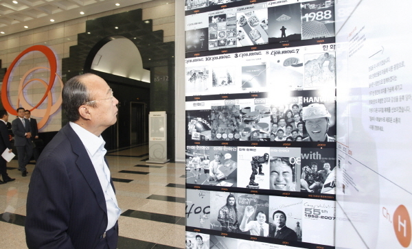 김승연 한화그룹 회장이 서울 장교동 한화그룹사옥 로비에 설치된 '그룹사보 45년사 기획전'을 바라보고 있다.<뉴시스>