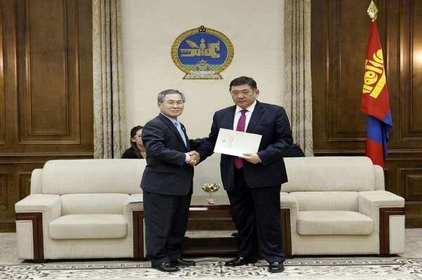 우윤근 사무총장은 엥흐볼드 국회의장의 취임(7. 5.)을 축하하는 정세균 국회의장의 축전을 전달하고 있다.