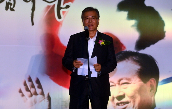 더불어민주당 문재인 전 대표가 지난 6일 오후 전남 목포시 산정동 김대중노벨평화상기념관 광장에서 고(故) 김대중 전 대통령 서거 7주기 추모의 밤 콘서트에서 인사말을 하고 있다. <사진 뉴시스>