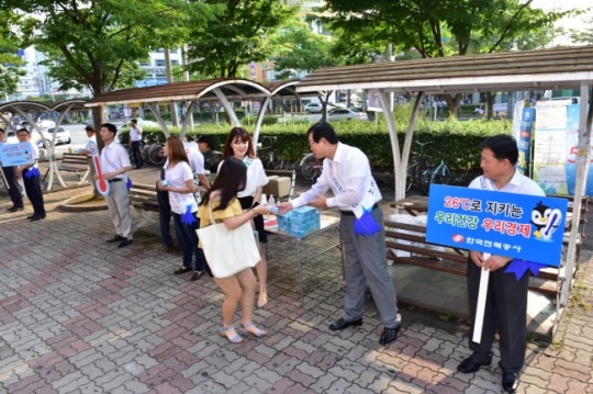 9일 오전 조환익(오른쪽 두번째) 한국전력 사장이 광주광역시 상무지구 전철역에서 절전 가두캠페인을 벌이고 있다.(사진=한국전력 제공)