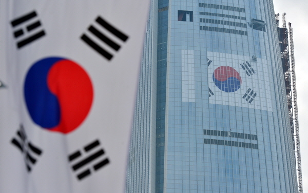 지난해 형제간의 경영권 분쟁으로 롯데그룹에 대한 일본 국적 논란이 일자 롯데는 광복절 70주년을 기념해 서울 송파구 롯데월드타워 304미터 지점 70층 주변 창문에 초대형 태극기를 설치했다. 이는 '국적 논란'에 대응해 한국 기업 이미지를 고취시키기 위한 것으로 풀이된다.(사진=뉴시스 제공)
