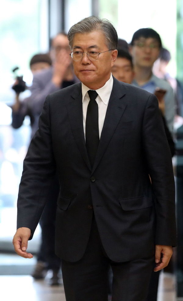 문재인 전 더불어민주당 대표가 26일 서울 종로구 서울대학교병원 장례식에 마련된 고 백남기 농민의 빈소를 찾아 조문하기 위해 들어서고 있다.