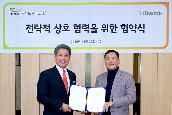 강환영 본푸드서비스 대표(왼쪽)와 박용주 대상베스트코 대표가 업무협약식을 마치고 기념촬영을 하고 있다. (사진=대상 제공)