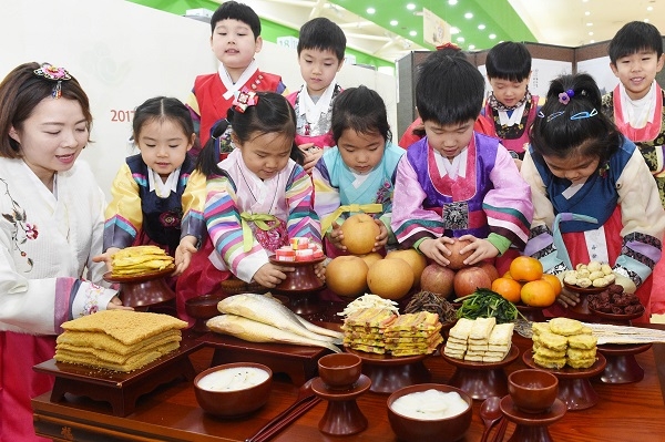 지난 18일 서울 서초구 농협하나로마트 양재점에서 설을 맞아 진행된 어린이 초청 우리농축산물로 차례상 차리기 행사 및 전통놀이 체험 행사 모습. (사진=농협유통 제공)