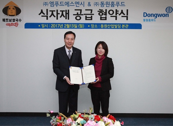 신영수 동원홈푸드 대표이사(왼쪽)와 이지혜 엠푸드에스앤시 대표이사. (사진=동원홈푸드 제공)