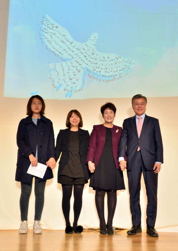 더불어민주당 문재인 전 대표가 16일 오후 서울 을지로 페럼타워에서 '새로운 대한민국, 성평등으로 열겠습니다'를 주제로 열린 대한민국 바로세우기 제7차 포럼에서 여성 참가자들과 함께 '성평등 새'를 만드는 퍼포먼스를 한 뒤 기념촬영하고 있다.(뉴시스)