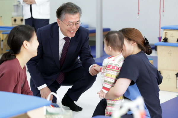문재인 더불어민주당 전 대표가 17일 오후 서울 마포구 상암동 푸르메재단 넥슨어린이재활병원을 방문해 재활치료 중인 장애어린이와 가족, 치료사와 대화를 나누고 있다.
